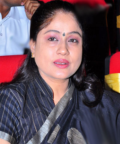 heroine vijayashanti,re entry movie,ladie amithab,politics throw out side vijayashanti  రీఎంట్రీ ఇస్తున్న లేడీ అమితాబ్..!